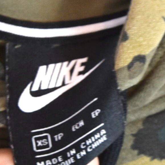 Nike Camo Floral “The Force is Female” Hoodie Size XS Green Black Print Logo Pul - Picture 5 of 7
